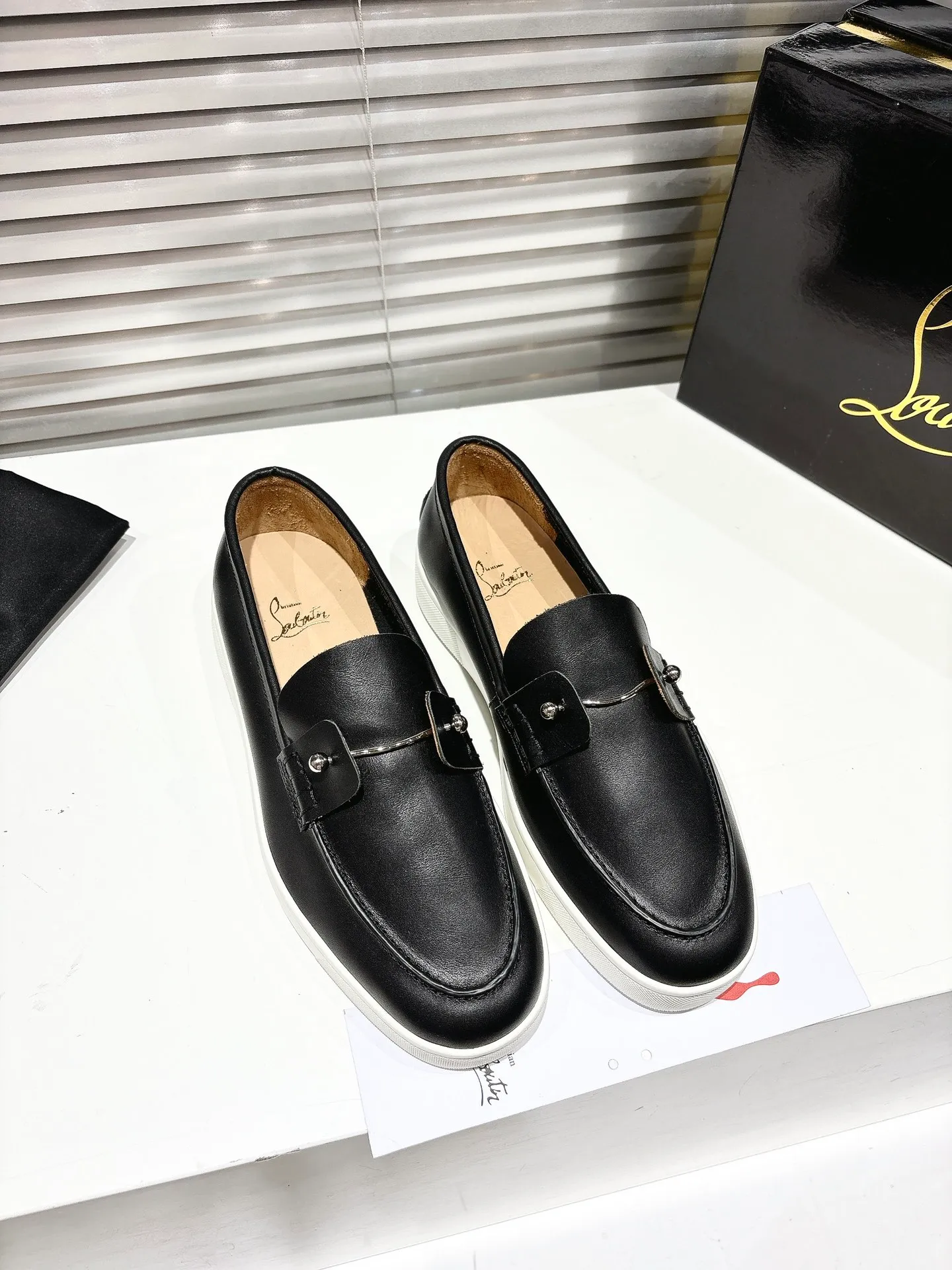👟👟Ex-factory price 680👟👟 ╔Loft beaded black leather cover╗ ·Top version customization·2025𝐬𝐬 𝑪𝒉𝒓𝒊𝒔𝒕𝒊𝒂𝒏 𝑳𝒐𝒖𝒃𝒐𝒖𝒕𝒊𝒏 ▪️No matter the last shape, fabric, diamonds, nails, lining, outsole, they are as close as possible to ZP... ▪️The original sole is specially provided by the original factory ▪️The lining is imported water-dyed cowhide ▪️Private customization time is about 3-7 days —————— Size: Women's 35M-41M Men's 38M-47M, half size can be customized